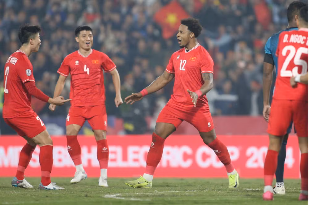 xuan son lap cu dup viet nam thang thai lan o chung ket luot di aff cup 2024 hinh 1
