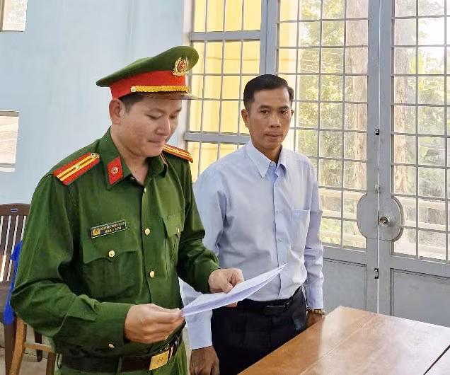 khoi to nguyen giam doc chi dao mien tien dich vu dia chinh cho minh va nguoi quen hinh 1