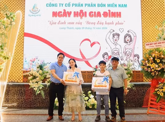 phan bon mien nam ngay hoi gia dinh dong day hanh phuc hinh 3