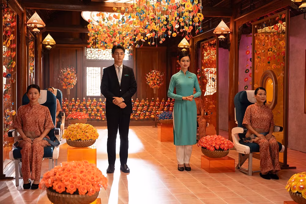 ban tay nghe nhan thoi hon vao phim an toan bay cua vietnam airlines hinh 5