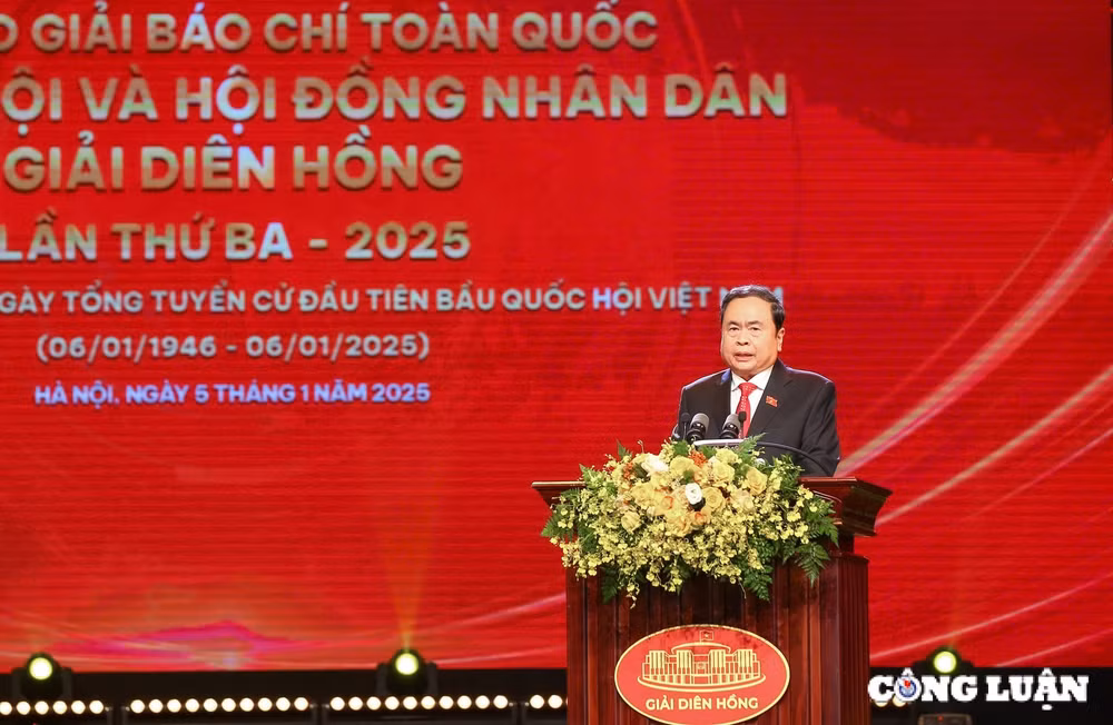 ton vinh nguoi lam bao tam sang but sac tri ben dong hanh cung quoc hoi hinh 2