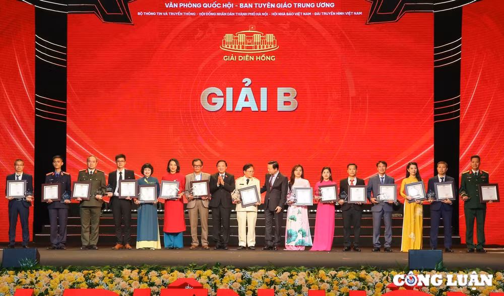 ton vinh nguoi lam bao tam sang but sac tri ben dong hanh cung quoc hoi hinh 4