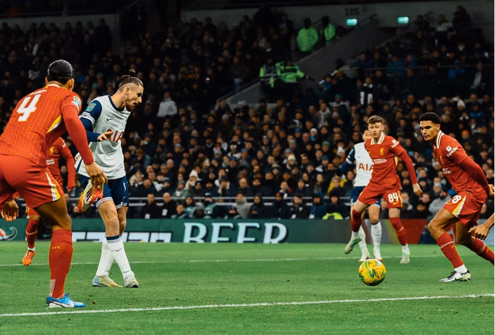 liverpool thua tottenham o ban ket cup lien doan anh 2024 25 hinh 1