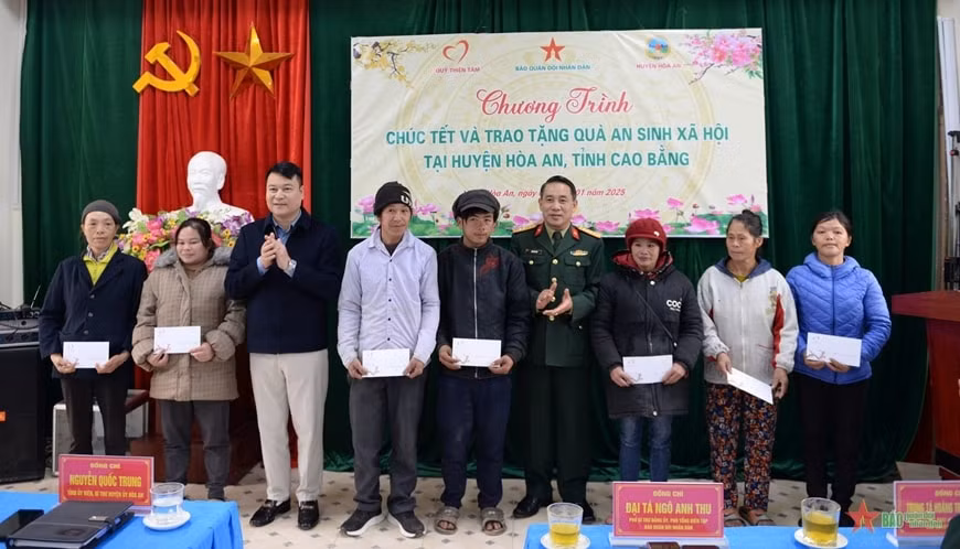 bao quan doi nhan dan phoi hop trao qua tet den dong bao hoan canh kho khan tai cao bang hinh 1