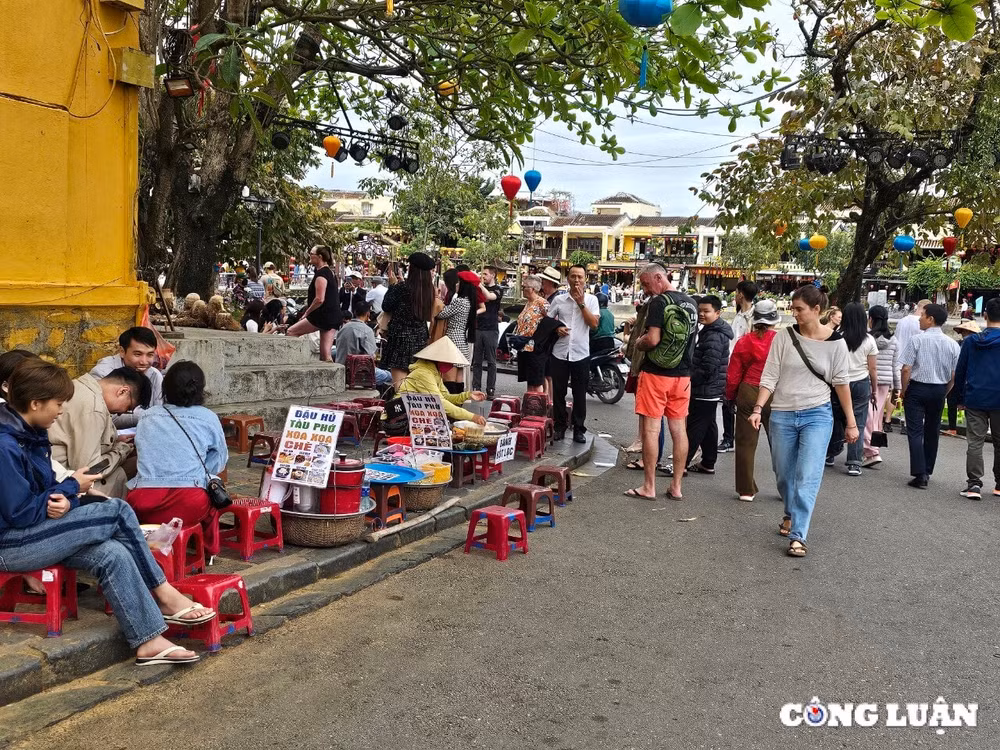 hoi an tam dung ban ve tham quan pho co va lang nghe dip tet nguyen dan at ty 2025 hinh 2