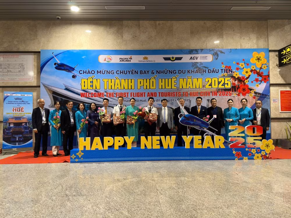 vietnam airlines chao don hanh khach dau nam moi lan toa niem vui khap moi mien dat nuoc hinh 2