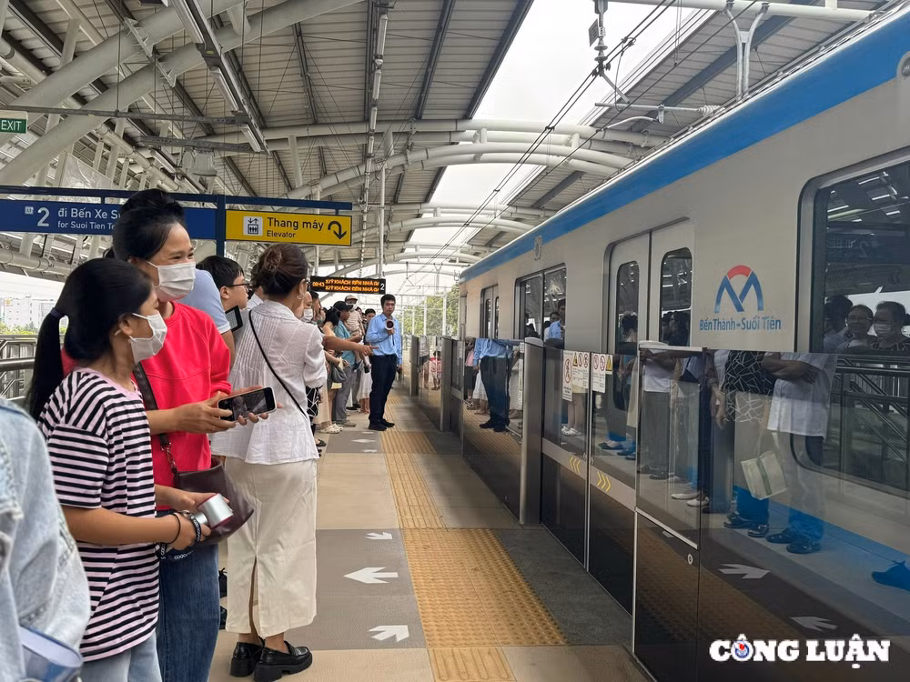 nguoi dan tp hcm thich thu trai nghiem phuong tien cong cong dip tet duong lich 2025 hinh 5
