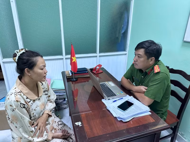 bat khan cap doi tuong danh nhan vien gac chan duong sat hinh 1