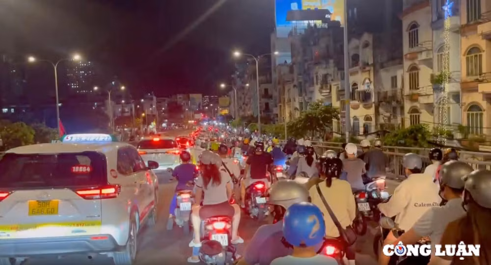 phao hoa ruc sang tren nen troi tp hcmdon chao nam moi 2025 hinh 12