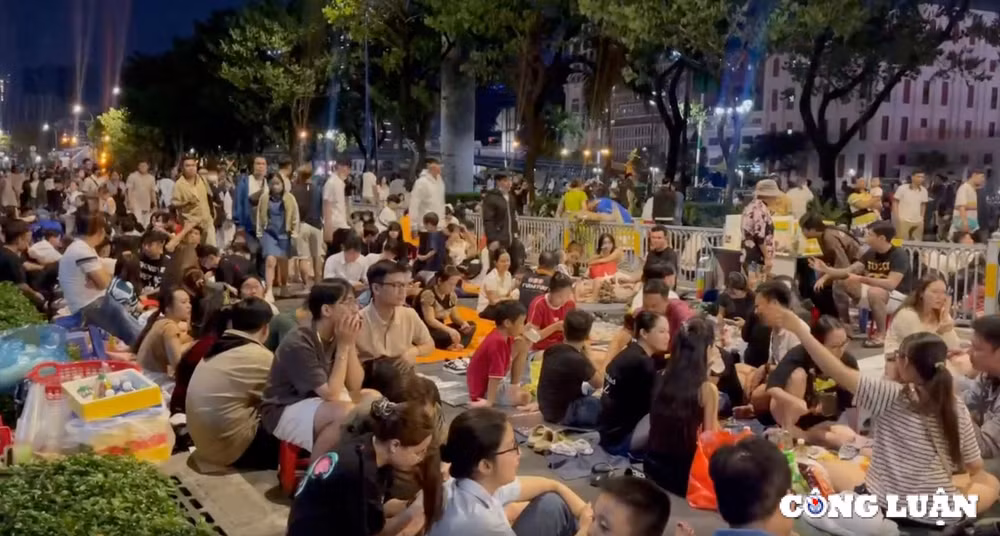 phao hoa ruc sang tren nen troi tp hcmdon chao nam moi 2025 hinh 11