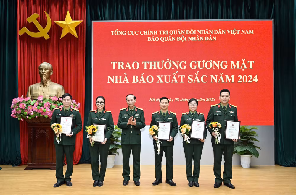 bao quan doi nhan dan trao thuong 5 nha bao xuat sac nam 2024 hinh 1