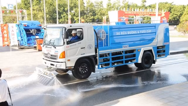 ha noi tang cuong phun nuoc rua duong giam bui phat tan hinh 1