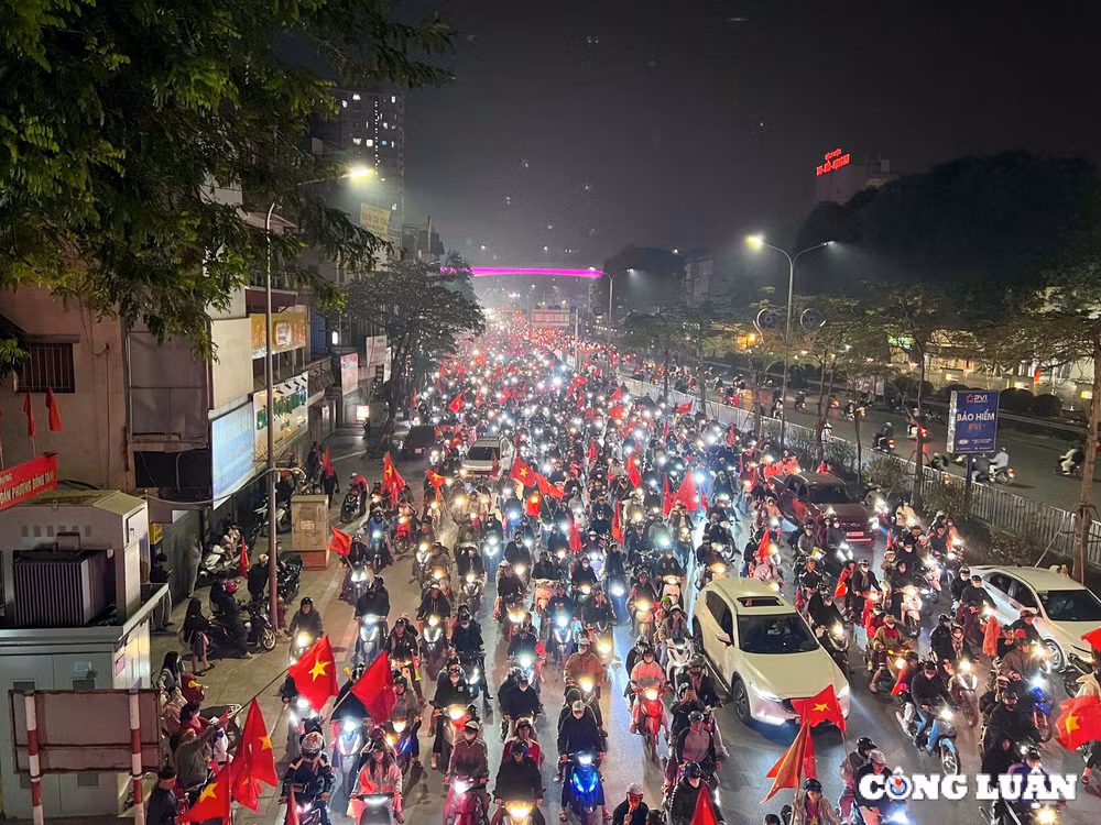 ha noi hang van nguoi dan do ra duong chuc mung doi tuyen viet nam luc nua dem hinh 1