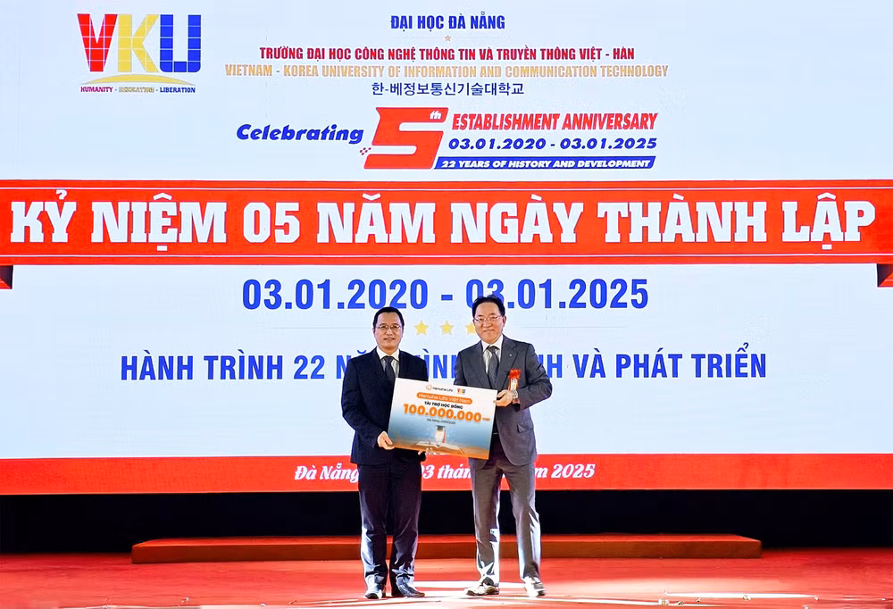 hanwha life viet nam trao hoc bong tiep uoc mo cho sinh vien tai da nang hinh 1