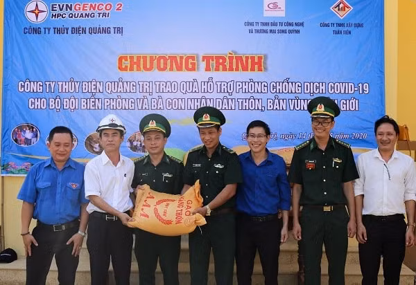 Công ty Thủy điện Quảng Trị hỗ trợ gạo cho Bộ đội Biên phòng và bà con nhân dân khu vực biên giới Việt - Lào.