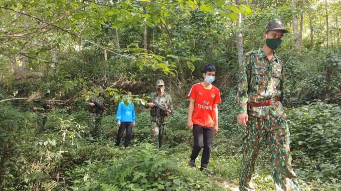 Đồn biên phòng Si Ma Cai (tỉnh Lào Cai) phát hiện, bắt giữ đối tượng Vàng Seo Vư và Vàng Thị Mỷ vượt biên trái phép (Ảnh bộ đội biên phòng Lào Cai).