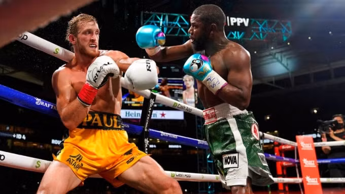 Trước đẳng cấp của Mayweather, cơ hội chiến thắng của Paul gần như là con số 0. Ảnh: Sky Sports