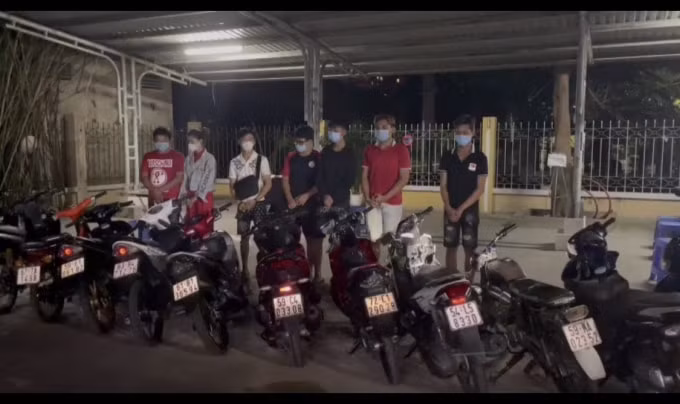 7 người và 17 chiếc xe máy bị tạm giữ.