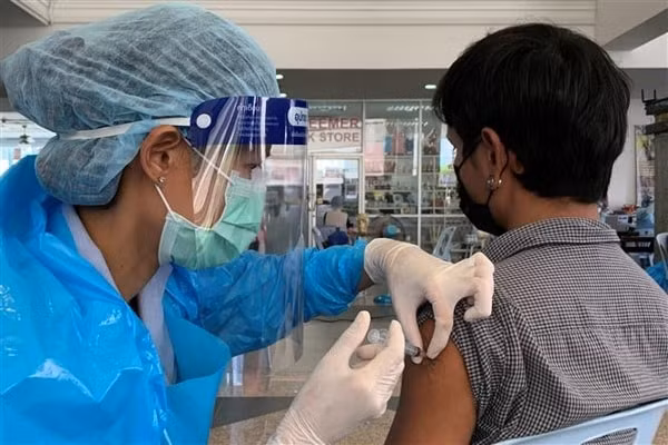 Tiêm vaccine ngừa COVID-19 cho người dân tại Bangkok, Thái Lan, ngày 30/5/2021. Ảnh: AFP