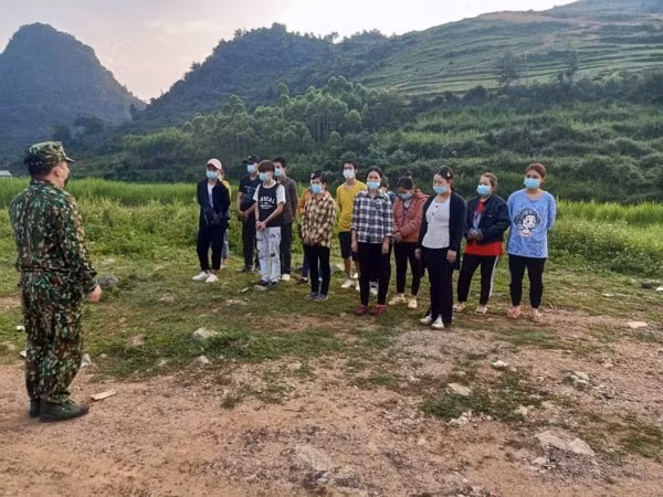 Đồn Biên phòng cửa khẩu Trà Lĩnh đã kiểm tra y tế, lập biên bản xử phạt vi phạm hành chính 14 đối tượng nhập cảnh trái phép