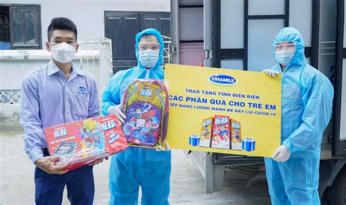 Vinamilk đã liên tiếp thực hiện các chuyến tặng sữa và quà cho các em nhỏ trong các khu cách ly tập trung tại nhiều tỉnh thành “điểm nóng” về dịch.
