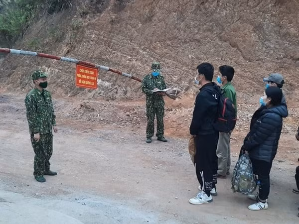 Chốt kiểm soát phòng, chống dịch COVID-19 của Bộ đội Biên phòng tỉnh Lạng Sơn kiểm tra người xuất, nhập cảnh qua biên giới trên địa bàn huyện Văn Lãng. Ảnh: QĐND
