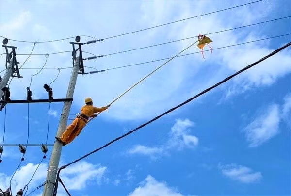 Người dân thả diều làm vướng vào đường điện quốc gia gây sự cố mất điện cho nhiều nhà máy và hàng vạn hộ dùng điện sản xuất và sinh hoạt ở tỉnh Lào Cai.