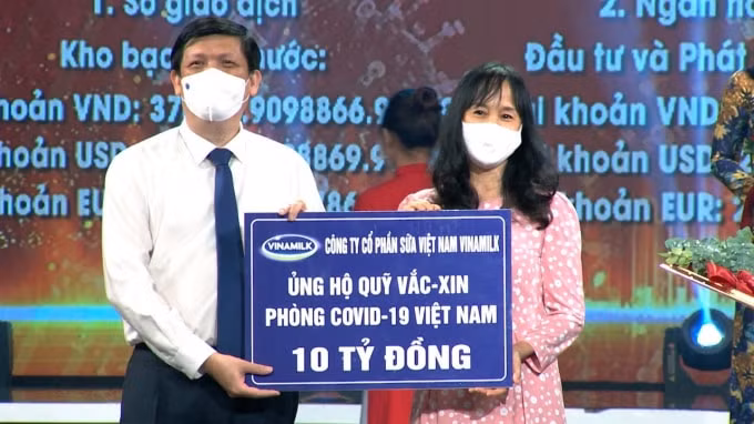 Vinamilk ủng hộ 10 tỷ đồng cho Quỹ vaccine phòng chống COVID-19 - Ảnh: Minh Thi