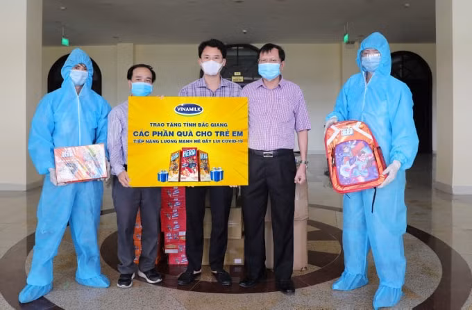 Trong năm 2021, Vinamilk đã ủng hộ 2 triệu sản phẩm các đối tượng bị ảnh hưởng bởi đại dịch, đặc biệt là trẻ em. Ảnh: Minh Thi