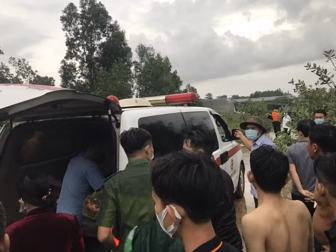 Thi thể 2 em được lực lượng chức năng đưa về khám nghiệm, điều tra nguyên nhân.