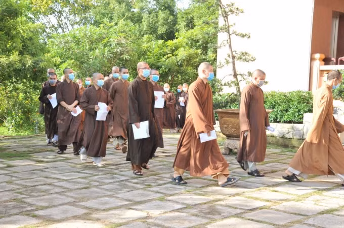 Các tăng ni Học viện Phật giáo Việt Nam hăng hái hưởng ứng lời kêu gọi của TP. HCM hiến máu cứu người khi nguồn dự trữ thiếu hụt trầm trọng.