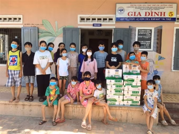 Quỹ sữa Vươn cao Việt Nam năm 2021 cũng đang tích cực triển khai việc trao sữa đến trung tâm bảo trợ, nhà mở tại 26 tỉnh thành trên cả nước.
