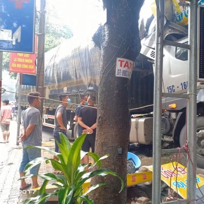 Xe đầu kéo tông vào nhà dân sau va chạm.