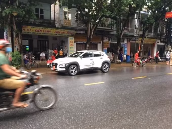 Chiếc xe con liên quan.