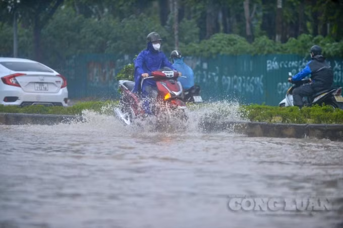 Cơn mưa bất ngờ, khiến di chuyển khó khăn. Nhưng nhiều người dân vẫn thấy dễ chịu khi cơn mưa đã làm giảm nền nhiệt độ những ngày nắng nóng vừa qua.