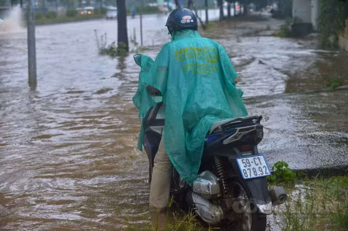 Trên đường Châu Văn Liêm, Phú Đô nước ngập khoảng 40cm, các phương tiện di chuyển rất khó khăn.