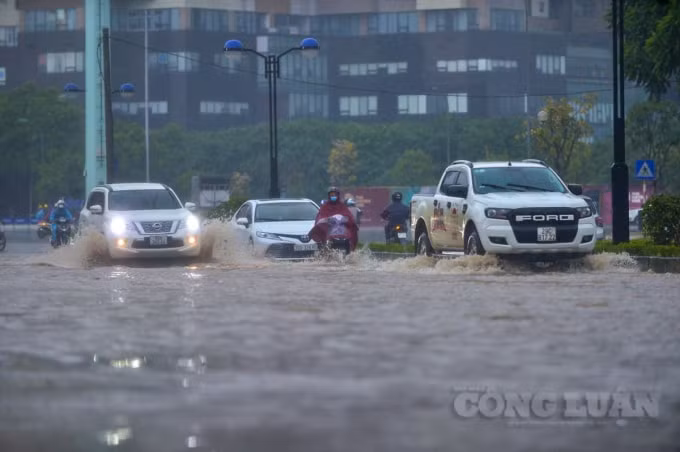 Cơn mưa lớn khiến nhiều nơi đã xảy ra ngập nước, khiến cho các phương tiện di chuyển khó khăn.