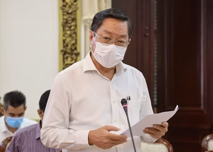 GS.TS Nguyễn Tấn Bỉnh - Giám đốc Sở Y tế TP. HCM báo cáo tại cuộc họp. Ảnh: TTBC