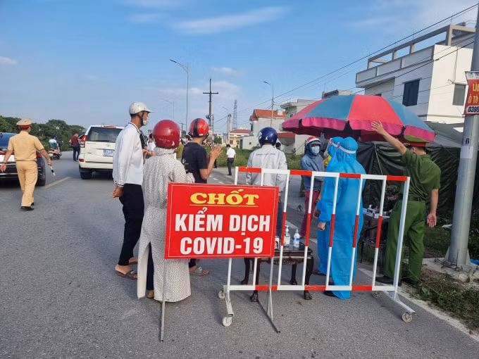 Dịch COVID-19 hiện đang có chiều hướng phức tạp, mọi người dân cảnh giác hạn chế tạp trung đông người để phòng dịch (ảnh TL).