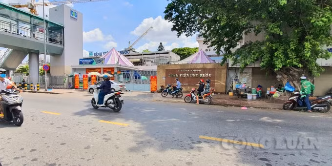 Lượt người tập trung trước Bệnh viện Ung Bướu. Ảnh: Thái Sơn