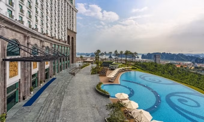 Vị trí biệt lập với không gian cảnh quan rộng là ưu thế của nhiều khách sạn 5 sao (Ảnh: FLC Grand Hotel Halong)