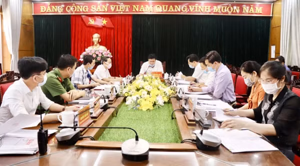 Đồng chí Nguyễn Ngọc Bình, Bí thư TP Vĩnh Yên họp chỉ đạo kiên quyết xử lý các trường hợp xây dựng trái phép.