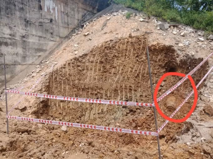 Hiện trường quả bom nằm cách tuyến đường sắt khoảng vài mét. Ảnh: ĐSVN-HTVD