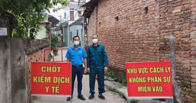 Chốt kiểm soát y tế khu dân cư huyện Việt Yên.