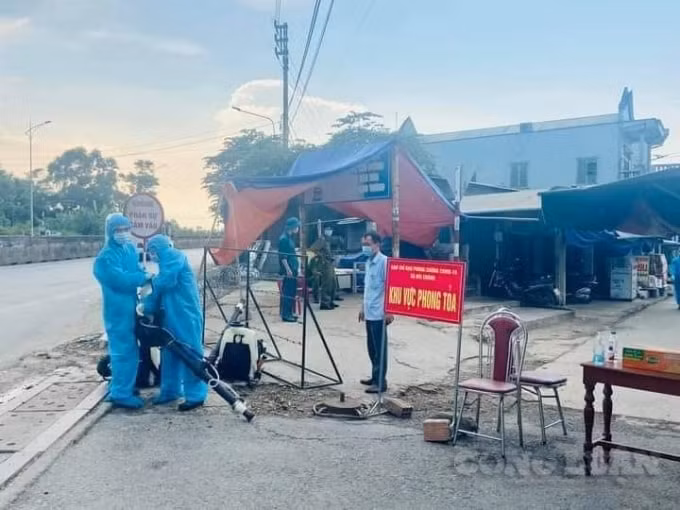 Cán bộ y tế phun thuốc khử trùng tại thôn Mỹ Chánh, xã Hải Chánh. Ảnh: Cái Văn Long.