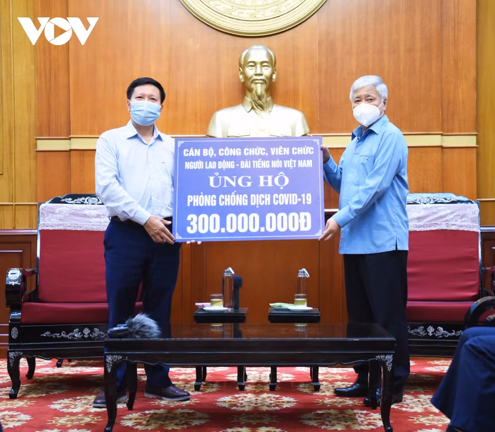 Đại diện VOV, ông Vũ Hải Quang, Phó Tổng Giám đốc VOV, Chủ tịch Công đoàn VOV trao 300 triệu đồng ủng hộ vào quỹ phòng, chống dịch Covid-19. Ảnh: Thi Uyên