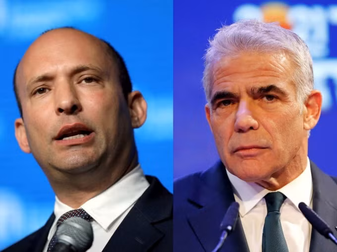 Bộ trưởng Giáo dục Israel Naftali Bennett (trái) phát biểu tại Jerusalem ngày 14 tháng 5 năm 2018 và lãnh đạo đảng Yesh Atid Yair Lapid có bài phát biểu tại Tel Aviv, Israel ngày 24 tháng 3 năm 2021 - Ảnh: REUTERS