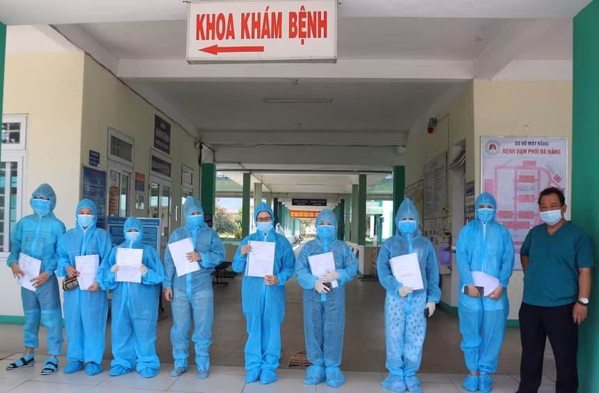 Hình ảnh bệnh nhân Covid-19 khỏi bệnh và được trao giấy ra viện. Ảnh: TL