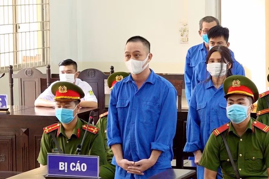 Bị can Út bị tuyên phạt 9 năm tù vì tội tổ chức cbo người Trung Quốc xuất cảnh trái phép. Ảnh: laodong.vn