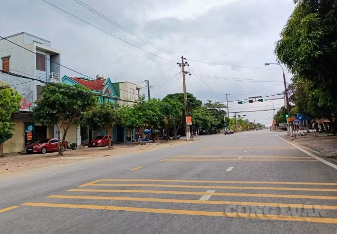 Đường Nguyễn Du vắng vẻ, lượng xe cộ giảm rõ rệt